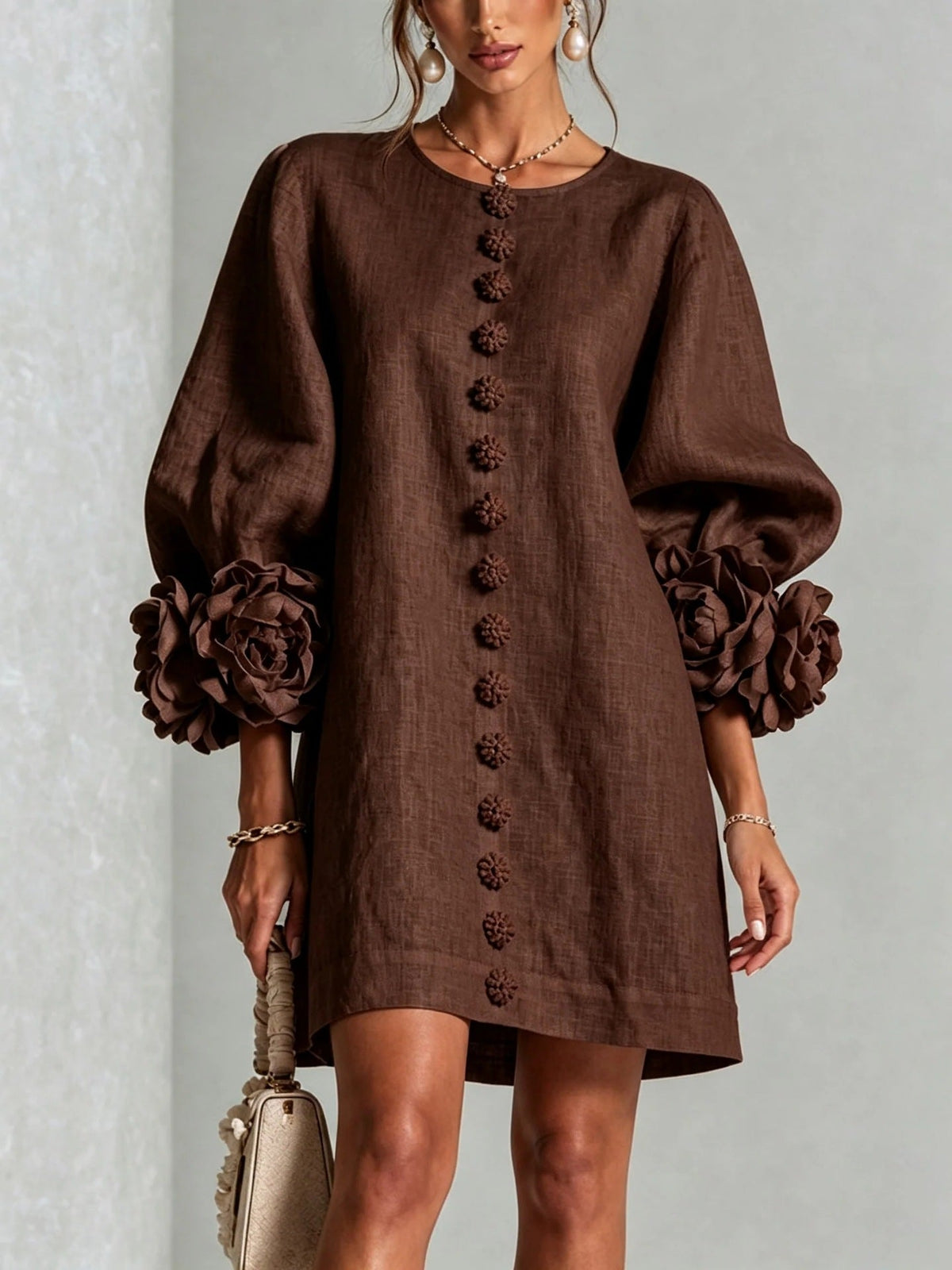 Noella – Robe courte à détails floraux